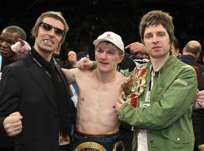 Gallagher Bros - separados somente pelo boxer "Ricky Hatton" - Nov/08