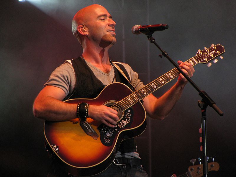 800px-Ed_Kowalczyk_at_Bluesfest_2009