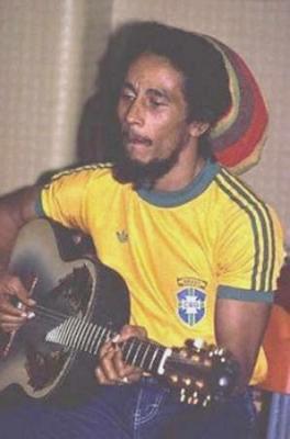 Bob Marley com camiseta da Seleção Brasileira