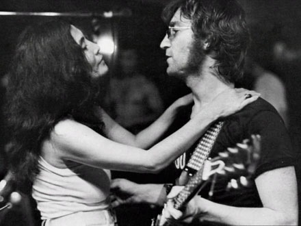 John e Yoko de Presente no Dia da Confraternização Mundial