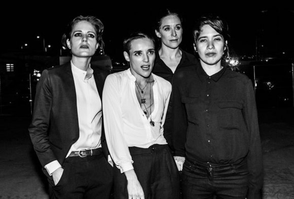 Som novo das Savages no super vídeo de The Answer