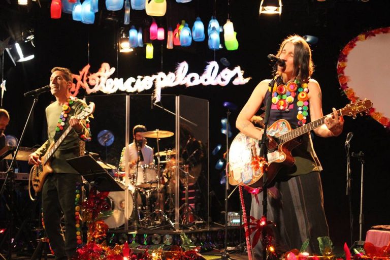 Com álbum ao vivo os Aterciopelados são garantia de boa música e ativismo social