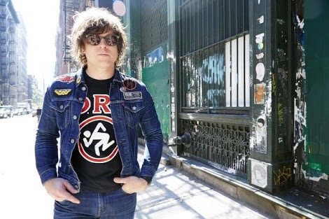 Ryan Adams mostra as armas no vídeo de “Do You Still Love Me?”