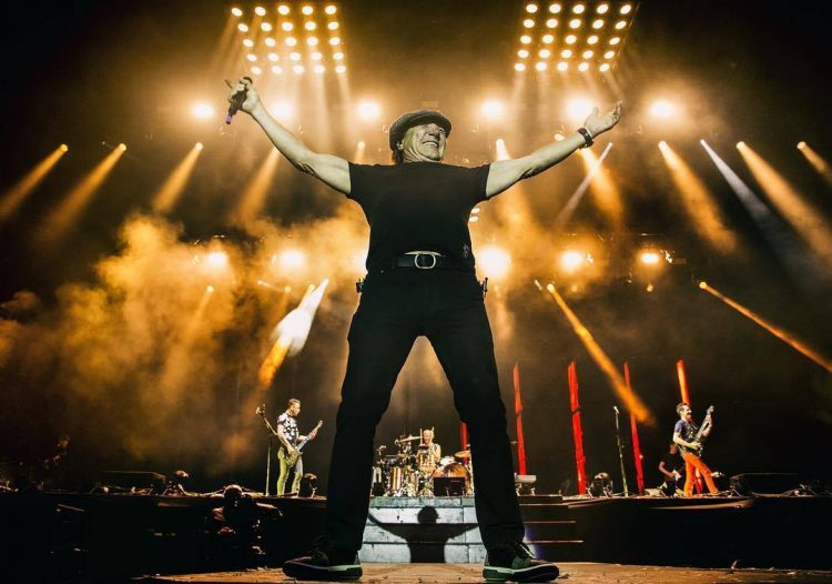 Brian Johnson mostra força em Back in Black fechando apresentação do Muse