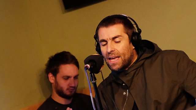 Liam Gallagher inspiradíssimo manda Bob Marley ao vivo – Natural Mystic