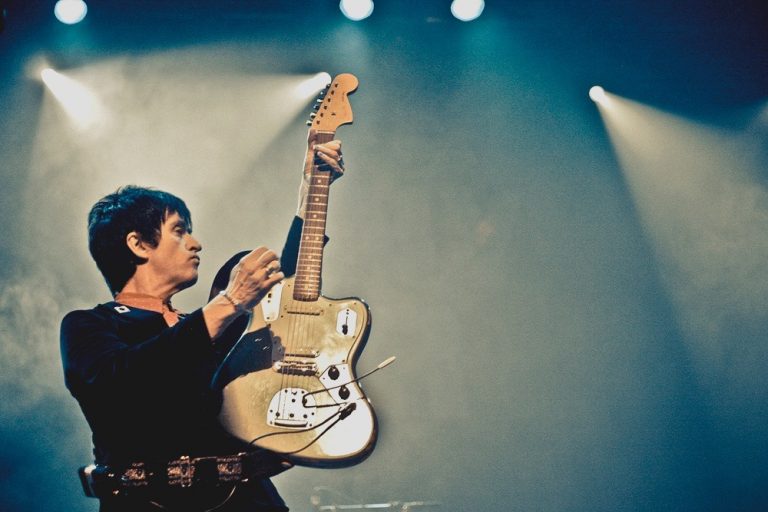 Johnny Marr acerta todas no existencialista Call the Comet