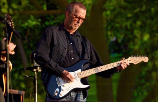 Eric Clapton emociona Hyde Park em performance intimista